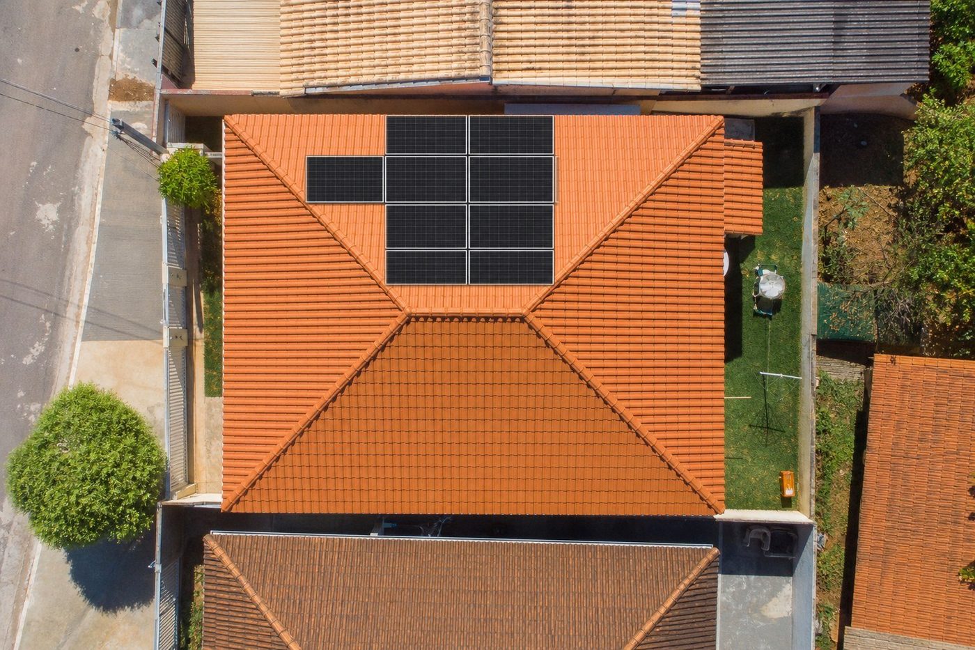 O mesmo telhado com 9 placas solares geradas pela IA